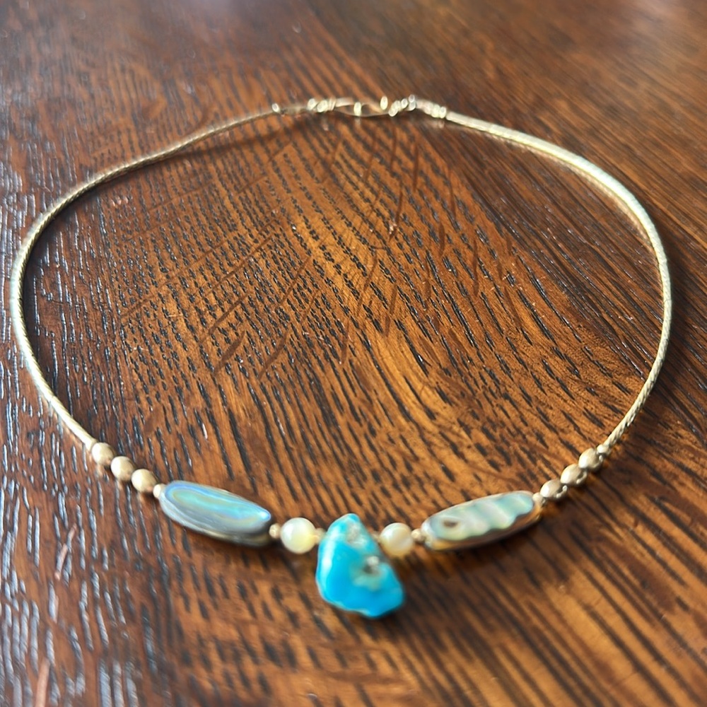 Vintage dainty turquoise abalone and mother of pearl beads w gold wire beads - Picture 4 of 9